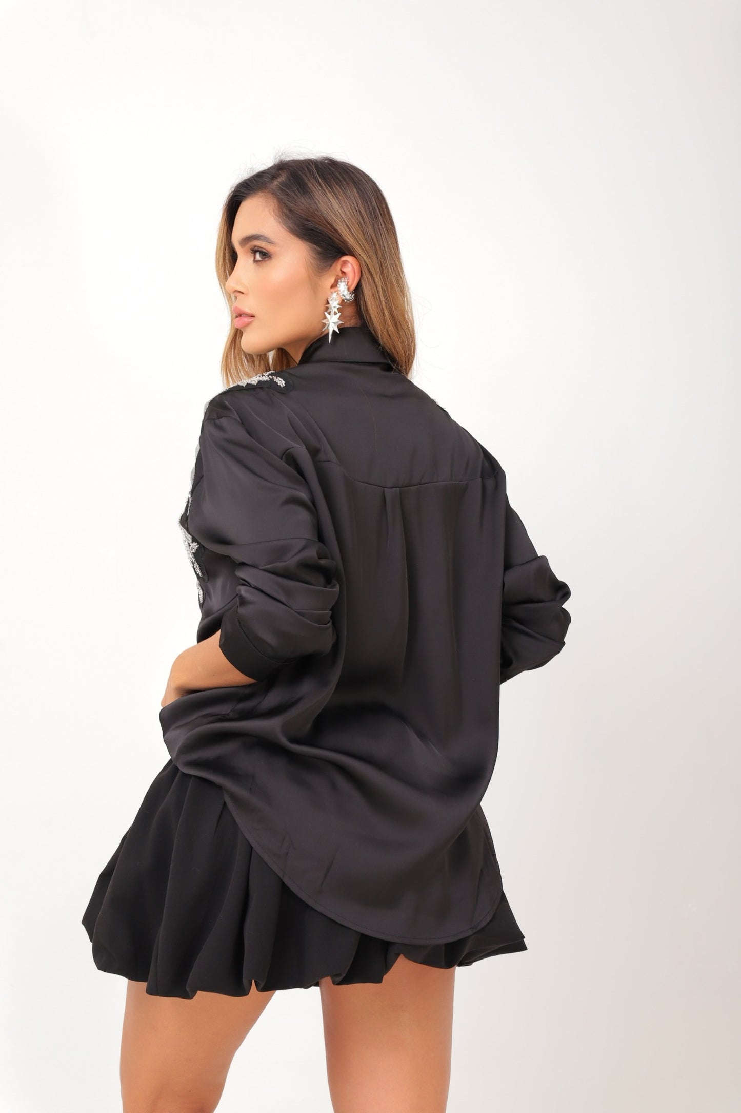 Camisa negra con apliques brillantes
