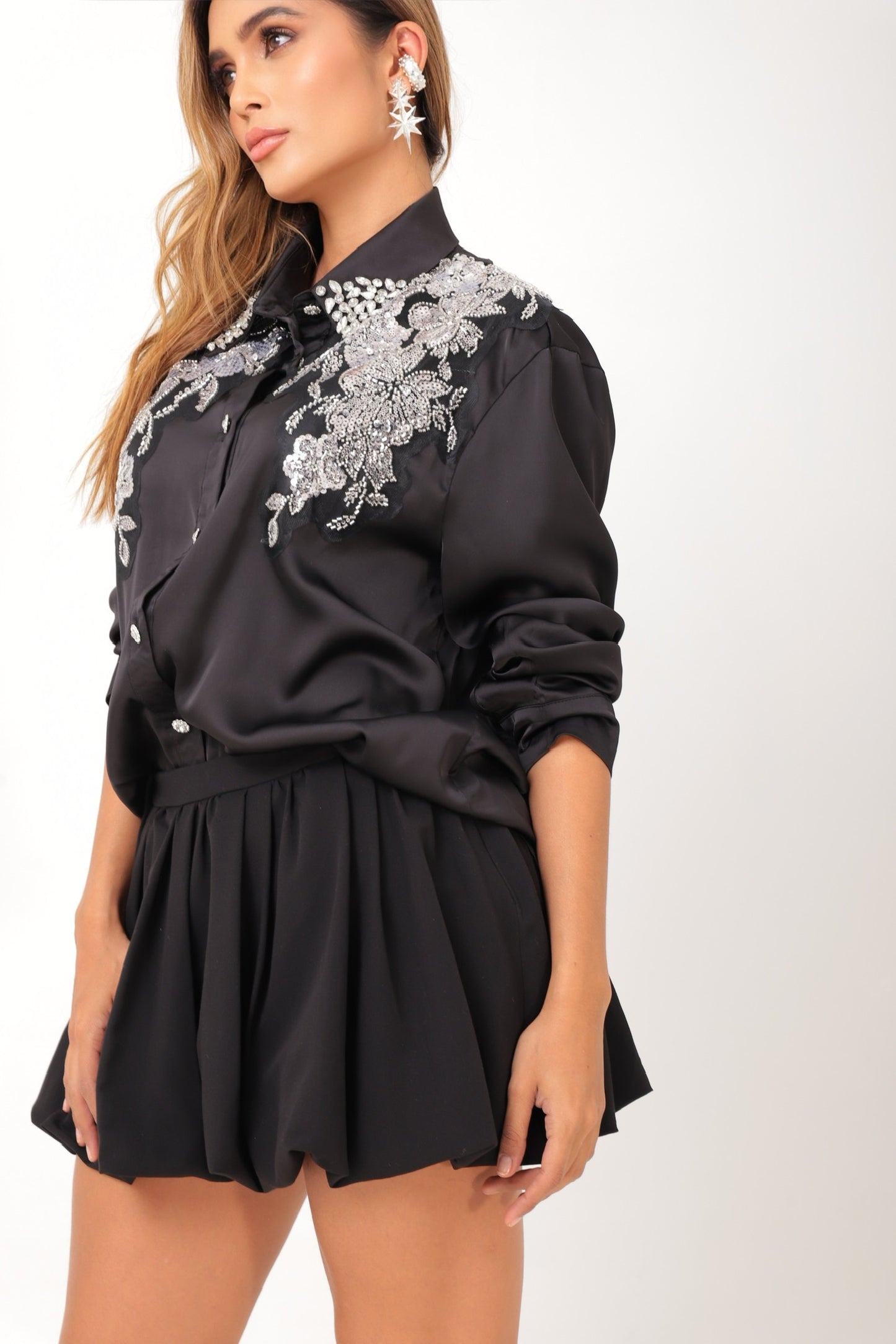 Camisa negra con apliques brillantes