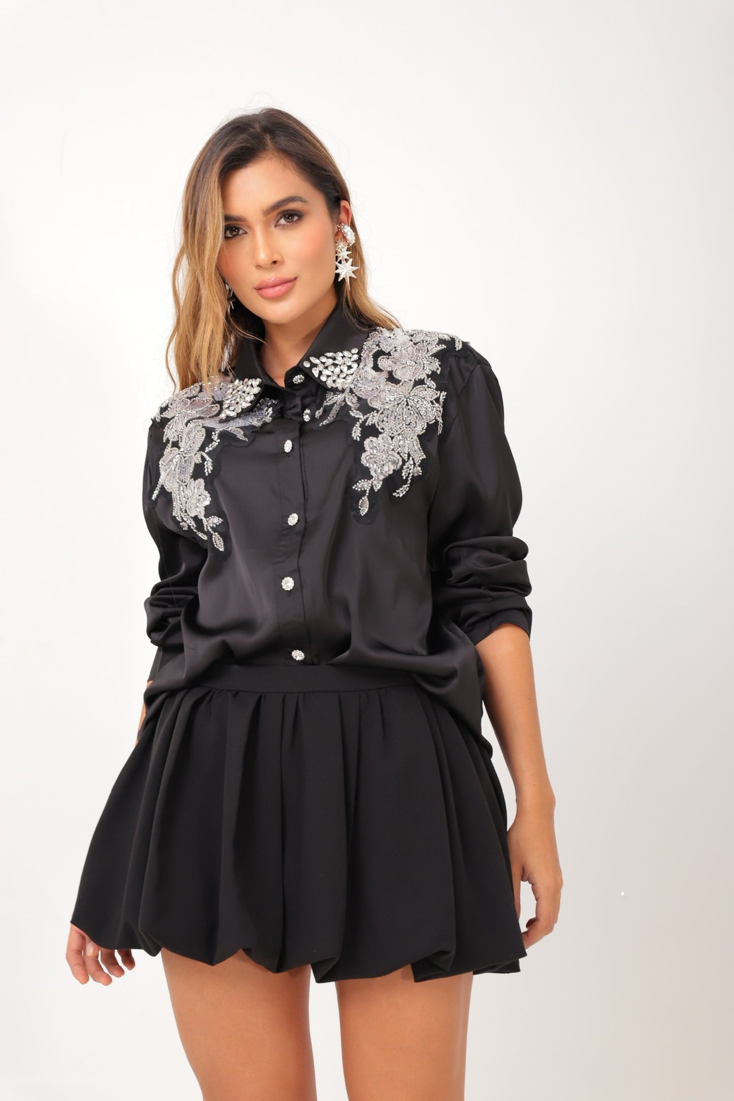 Camisa negra con apliques brillantes