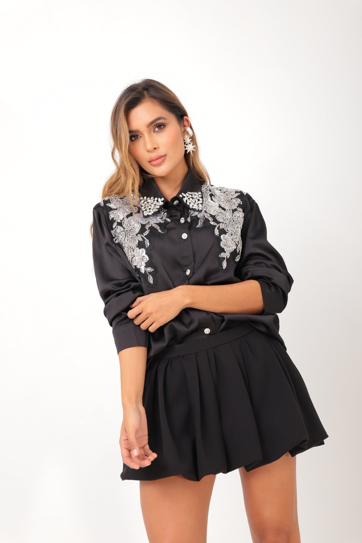 Camisa negra con apliques brillantes