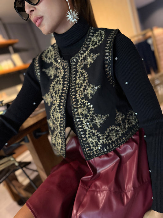 Chaleco negro con bordado vaquero dorado