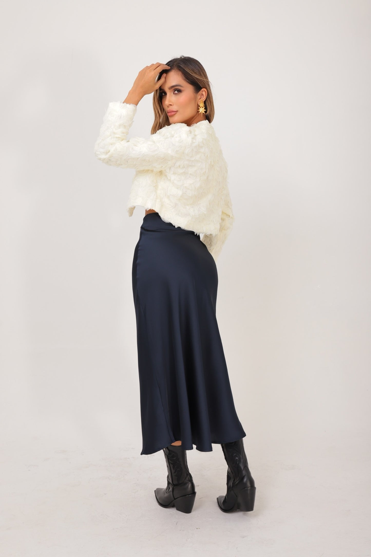 Chaqueta blanca con flor en 3D