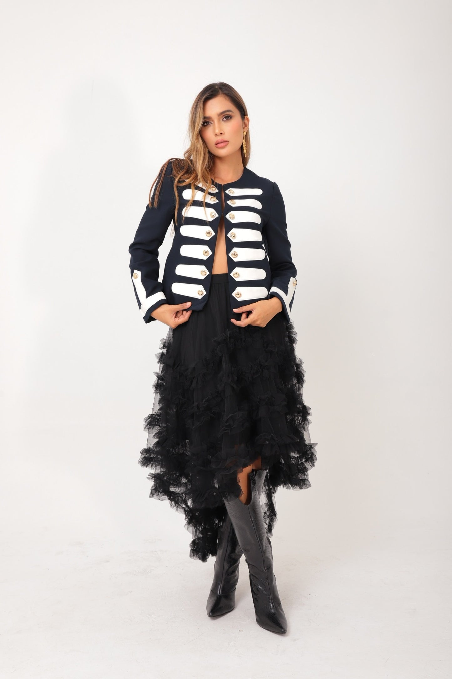 Chaqueta mlitar con botones dorados
