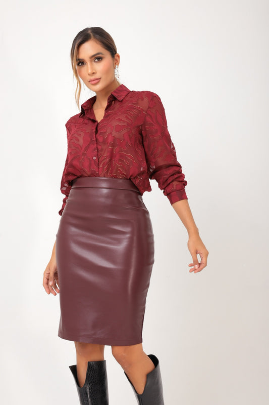 Camisa color vino con bordado de flores