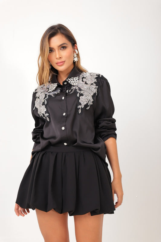 Camisa negra con apliques brillantes