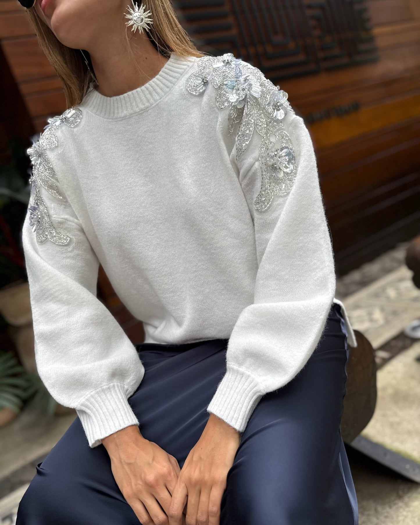 Sueter blanco con apliques de brillantes