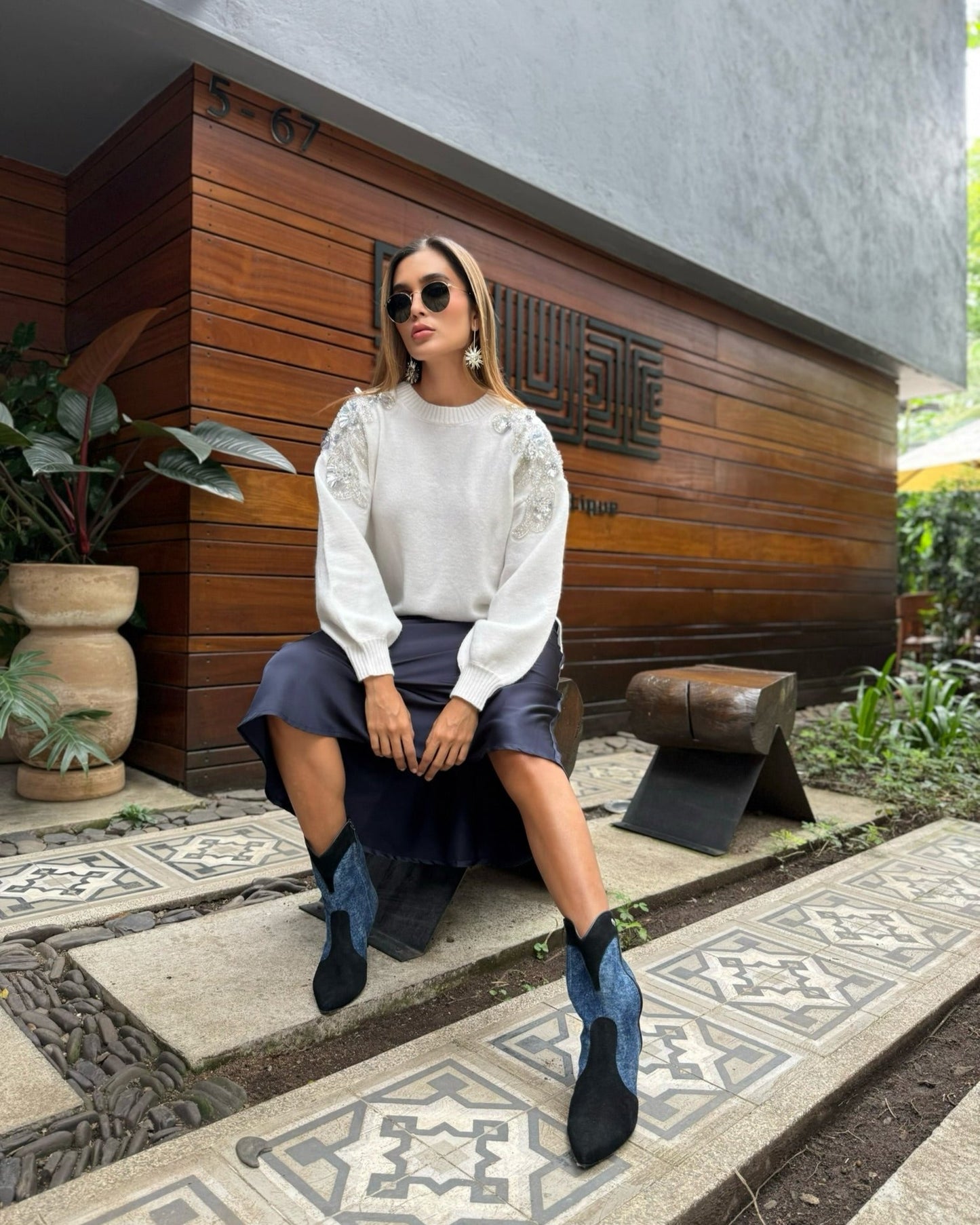 Sueter blanco con apliques de brillantes